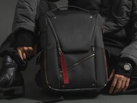 TVアニメ「ゴブリンスレイヤー」をモチーフにしたバックパックの使用イメージ。