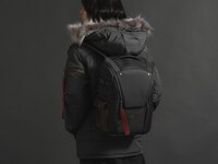 TVアニメ「ゴブリンスレイヤー」をモチーフにしたバックパックの使用イメージ。