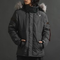 TVアニメ「ゴブリンスレイヤー」をモチーフにしたアウターの着用イメージ。