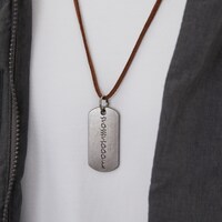 TVアニメ「ゴブリンスレイヤー」をモチーフにしたネックレス。