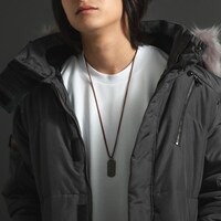 TVアニメ「ゴブリンスレイヤー」をモチーフにしたアウターとネックレスの着用イメージ。