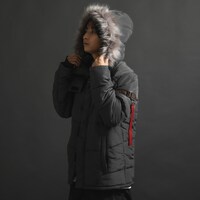 TVアニメ「ゴブリンスレイヤー」をモチーフにしたアウターの着用イメージ。