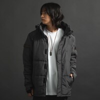 TVアニメ「ゴブリンスレイヤー」をモチーフにしたアウターとネックレスの着用イメージ。