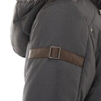 TVアニメ「ゴブリンスレイヤー」をモチーフにしたアウター。