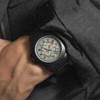 TVアニメ「ゴブリンスレイヤー」をモチーフにした腕時計。