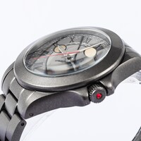 TVアニメ「ゴブリンスレイヤー」をモチーフにした腕時計。