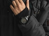 TVアニメ「ゴブリンスレイヤー」をモチーフにした腕時計。