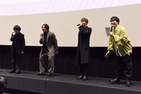 小林千晃（右）の提案で客席とのコール&レスポンスに挑戦するキャスト陣。