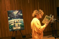 アフレコに挑戦するVaundy。