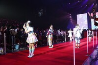 アリーナに降りてパフォーマンスを披露するプリマジスタたち。