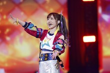 ひな役の内田彩。