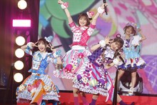 ゴーゴー！マスコッツ 。左からラビリィ役の田中美海、キラッCHU役の山下七海、メルパン役の大森日雅。奥はみゃむ役の小池理子。