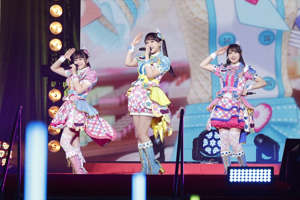 ミラクル☆キラッツ。左からみらい役の林鼓子、えも役の久保田未夢、りんか役の厚木那奈美。