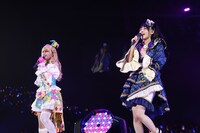 ALIVE。左からアリス役のファイルーズあい、イブ役の指出毬亜。