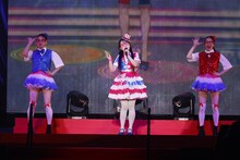 めが姉ぇ役の伊藤かな恵（中央）。