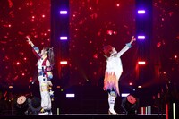 左からひな役の内田彩、あまね役の庄司宇芽香。