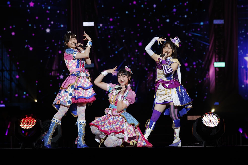 ブランニュー☆ガールズ。左からりんか役の厚木那奈美、みらい役の林鼓子、める役の森嶋優花。