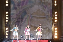 SoLaMi♡SMILE。左からみれぃ役の芹澤優、らぁら役の茜屋日海夏、そふぃ役の久保田未夢。