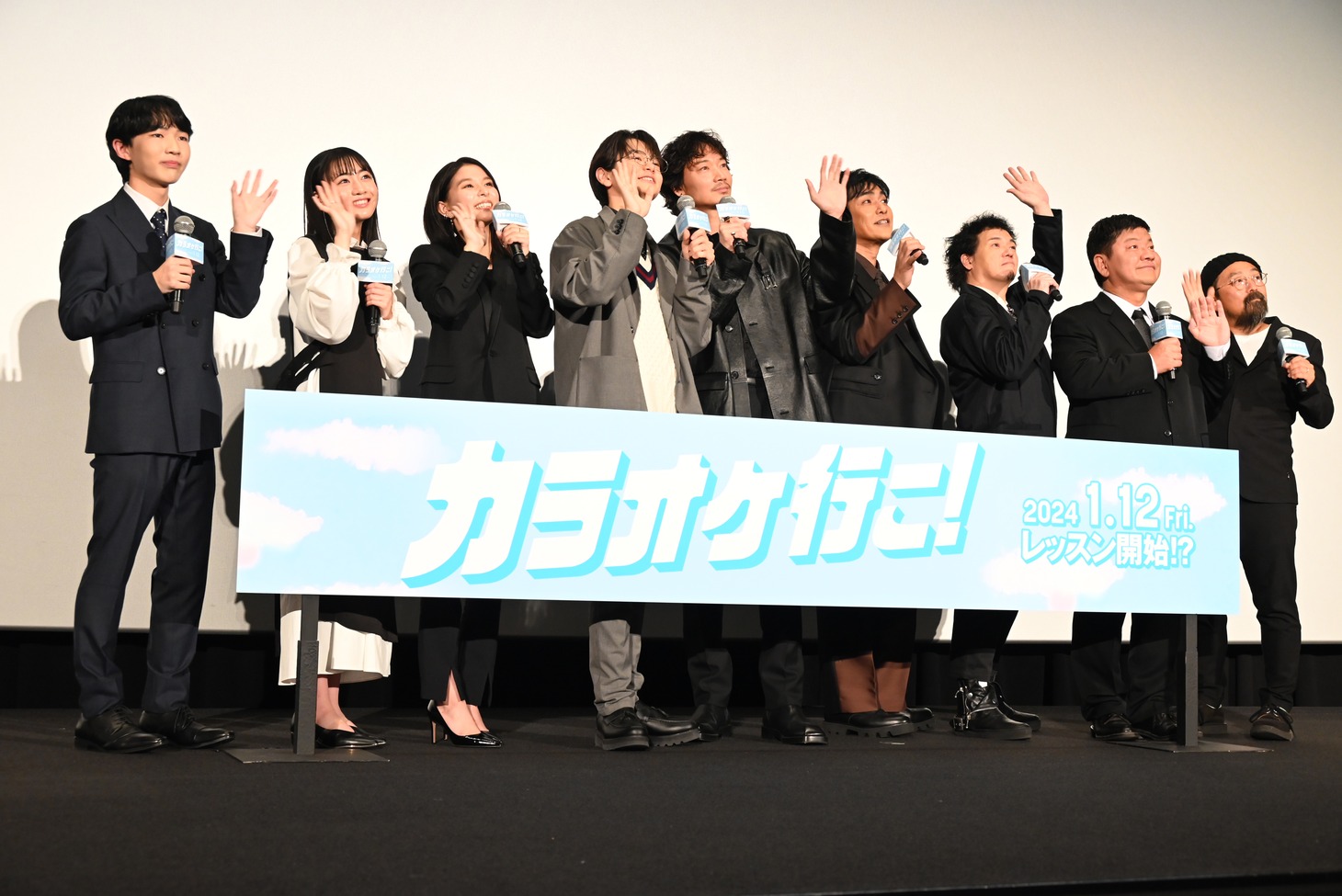 実写映画「カラオケ行こ！」の完成披露試写会の様子。