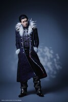 太田基裕扮するクロロのコート姿。