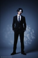 太田基裕扮するクロロのスーツ姿。