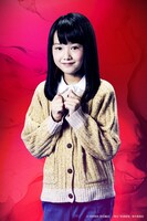 岡田六花扮する芽衣。