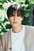 松本栄枝役の簡秀吉。