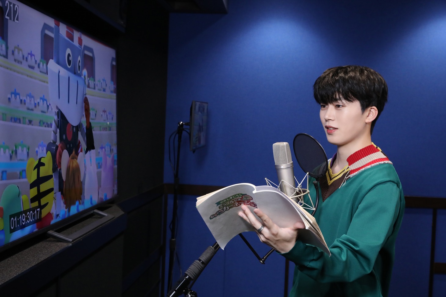 アフレコに挑む木全翔也。 (c)LAPONE Entertainment