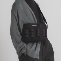 愛城恋太郎、花園羽香里、院田唐音、好本静をモチーフにしたショルダーバッグの使用イメージ。