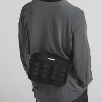 愛城恋太郎、花園羽香里、院田唐音、好本静をモチーフにしたショルダーバッグの使用イメージ。