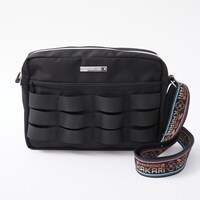 愛城恋太郎、花園羽香里、院田唐音、好本静をモチーフにしたショルダーバッグ。