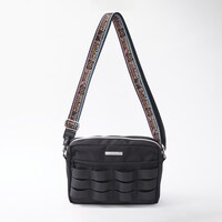 愛城恋太郎、花園羽香里、院田唐音、好本静をモチーフにしたショルダーバッグ。