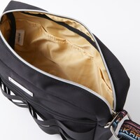 愛城恋太郎、花園羽香里、院田唐音、好本静をモチーフにしたショルダーバッグ。