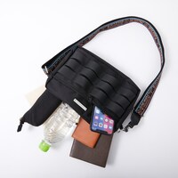 愛城恋太郎、花園羽香里、院田唐音、好本静をモチーフにしたショルダーバッグ。