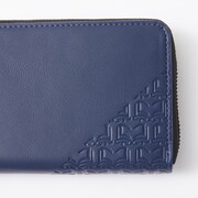 好本静モデルの長財布。