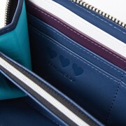 好本静モデルの長財布。