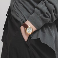 院田唐音モデルの腕時計の着用イメージ。