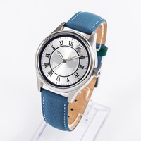 好本静モデルの腕時計。