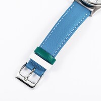 好本静モデルの腕時計。