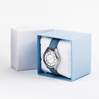 好本静モデルの腕時計。