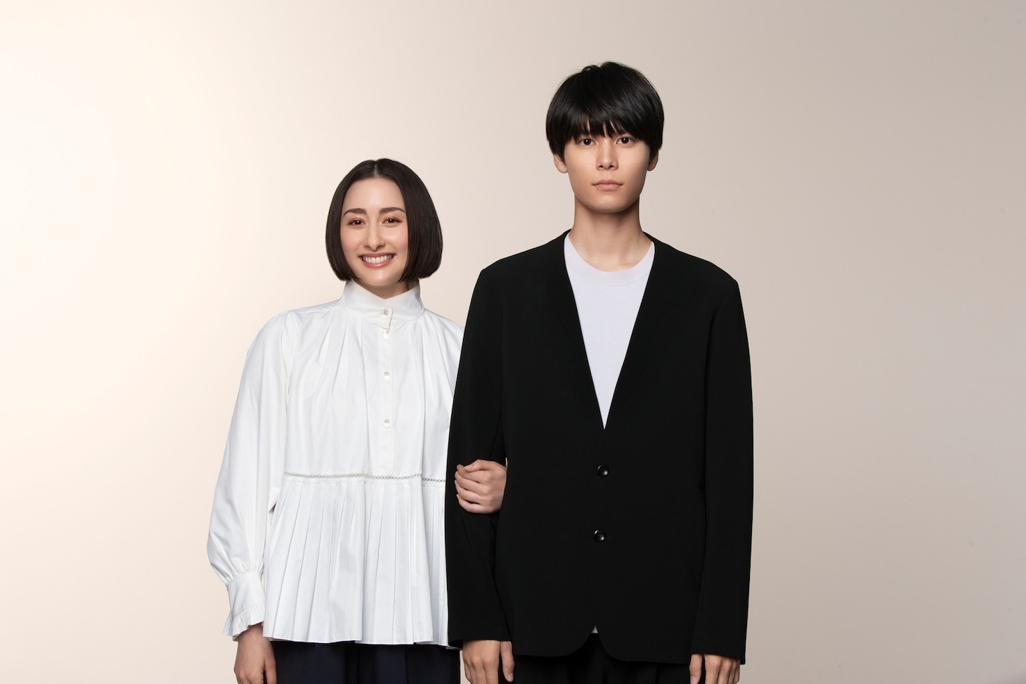 左から早見あかり演じる襷めぐる、萩原利久演じる襷未来。