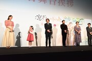 「窓ぎわのトットちゃん」初日舞台挨拶の様子。左から滝沢カレン、大野りりあな、役所広司、小栗旬、杏、八鍬新之介監督。