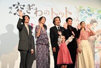 「窓ぎわのトットちゃん」初日舞台挨拶の様子。左から八鍬新之介監督、杏、役所広司、大野りりあな、小栗旬、滝沢カレン。