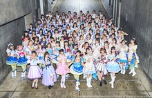 「異次元フェス アイドルマスター★♥ラブライブ！歌合戦」Day1出演者の集合写真。