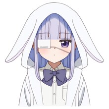 リリーシュカ（CV：小倉唯）。メイド喫茶で働く、森太郎の同級生。眼帯、包帯、カラコンを身につける中二病全開の吸血鬼で、森太郎の“匂い”を気に入り、隙あらば“はみはみ”しようとする。本名は賀上さゆり。オカルト研究部に所属している。 (c)matoba/SQUARE ENIX・天使つき製作委員会