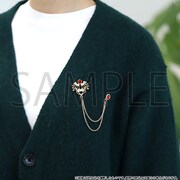 「チェーン付きピンズ」の使用例。