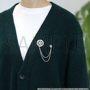 「チェーン付きピンズ」の使用例。