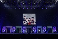 「ジャンプフェスタ2024」にて開催された「青の祓魔師」ステージの様子。加藤和恵による描き下ろしイラストとメッセージ。