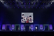 「ジャンプフェスタ2024」にて開催された「青の祓魔師」ステージの様子。加藤和恵による描き下ろしイラストとメッセージ。