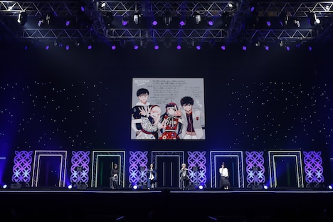 「ジャンプフェスタ2024」にて開催された「青の祓魔師」ステージの様子。加藤和恵による描き下ろしイラストとメッセージ。